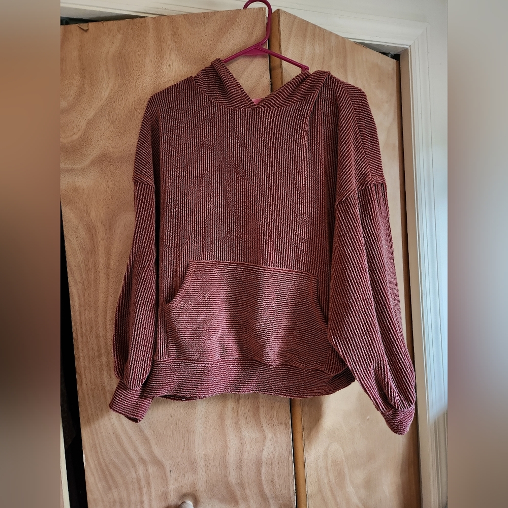 Super cute slightly cropped sweat shirt.